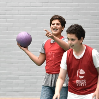 1x1_05 children playing dodgeball