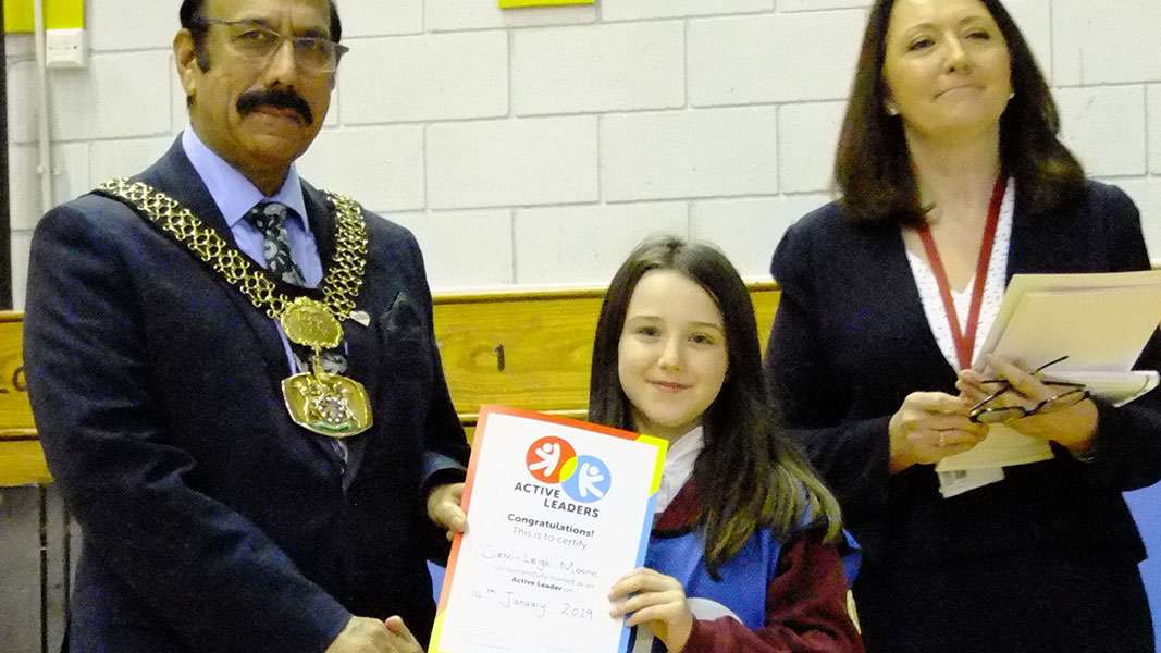 A student recieveing her active leaders certificate